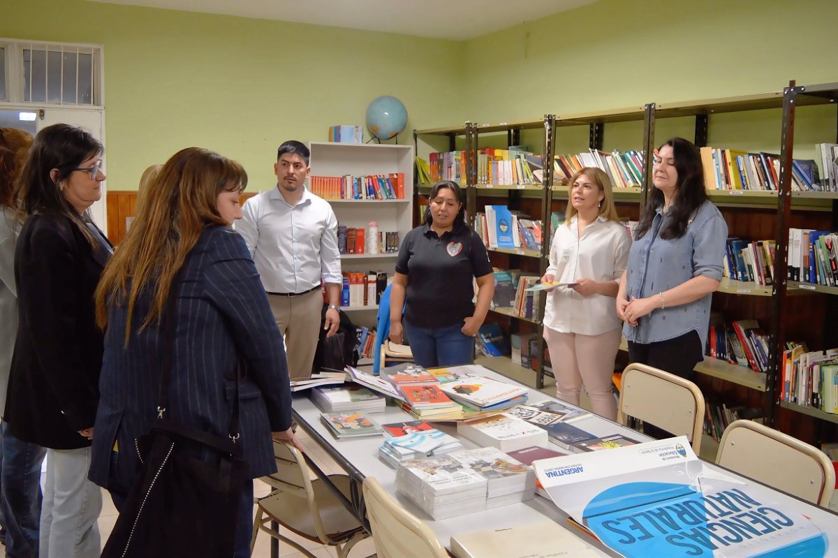 Refuerzan la alfabetización mediante la entrega de material bibliográfico a EPJAS de Río Gallegos