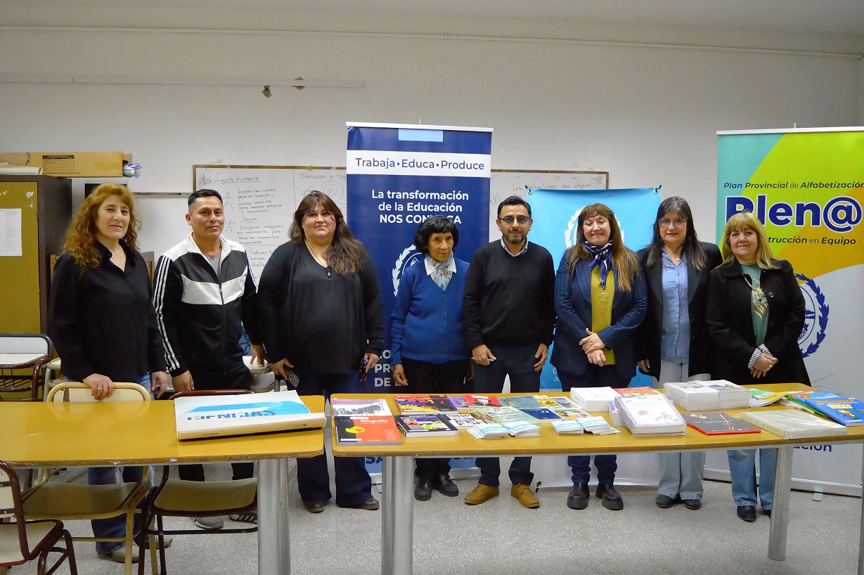 Refuerzan la alfabetización mediante la entrega de material bibliográfico a EPJAS de Río Gallegos