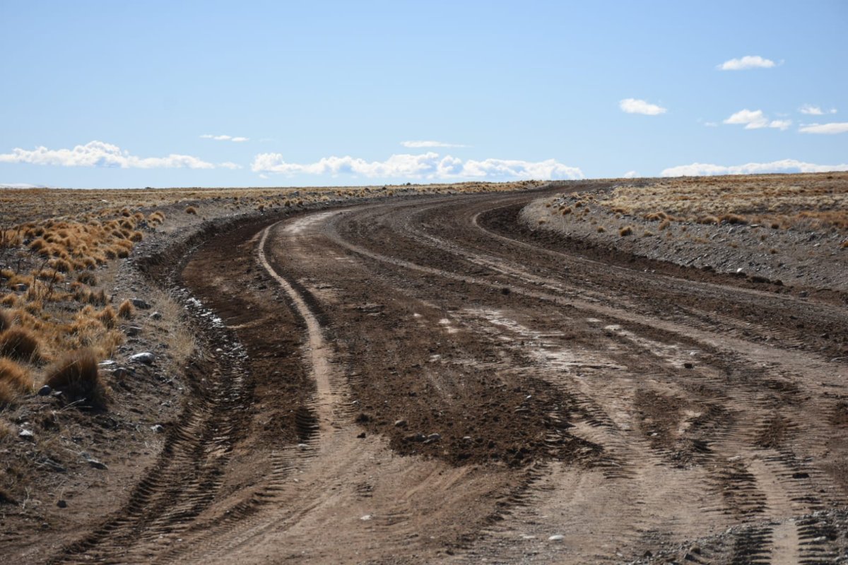 Vialidad Provincial acondiciona la Ruta 97 entre Bajo Caracoles y Cueva de las Manos