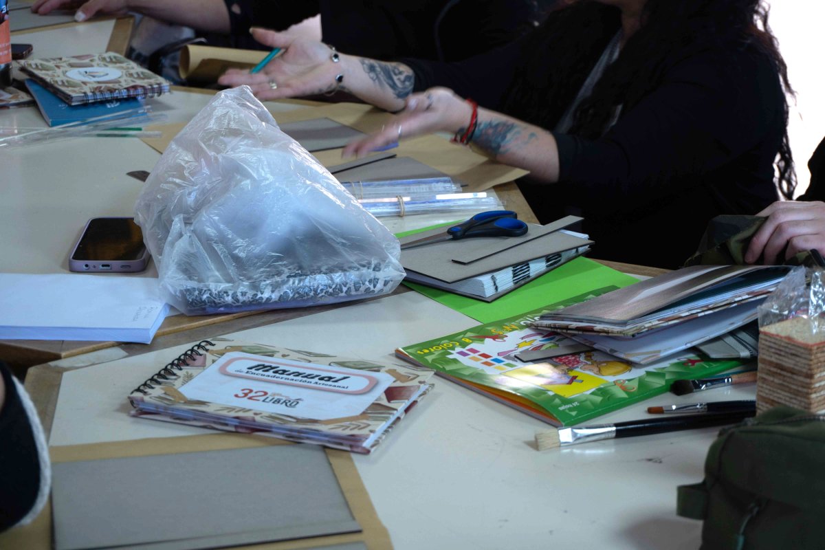 Finalizó el taller de encuadernación en la Feria del Libro con gran participación
