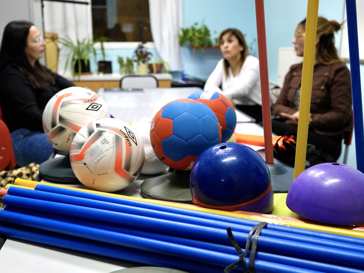 Rasgido entregó insumos deportivos y dialogó con estudiantes del Colegio Secundario N° 44