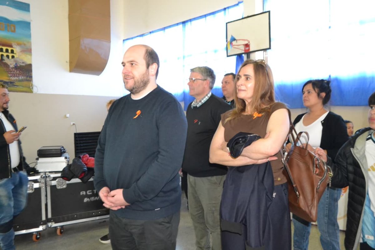 La ministra Nadia Ricci junto al intendente de Perito Moreno, Matías Treppo.