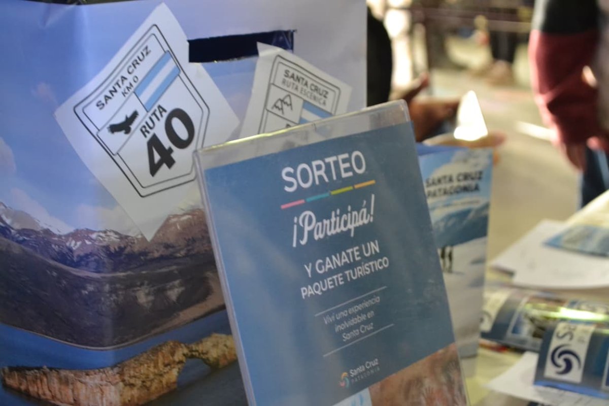 Sorteo de un paquete turistico entre las personas que pasaron por el stand.
