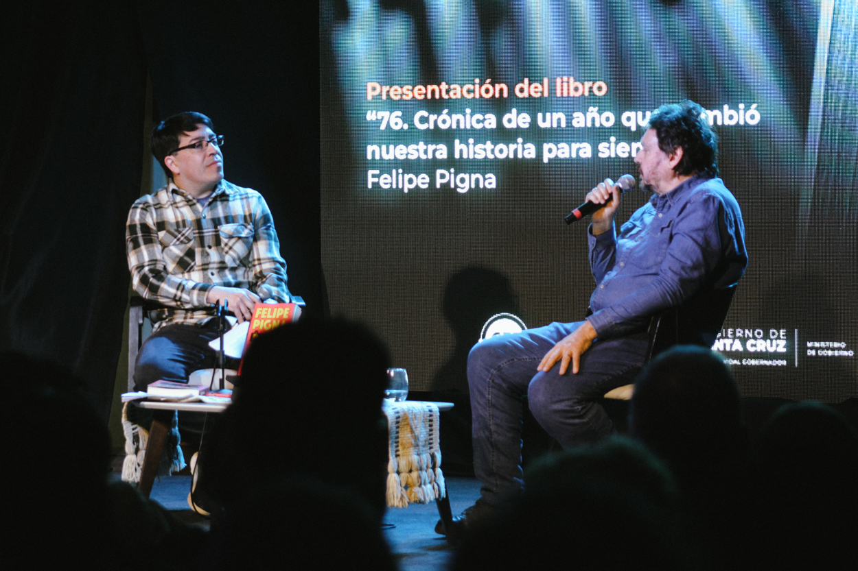 El público santacruceño celebró la palabra de Felipe Pigna en la jornada más convocante de la Feria