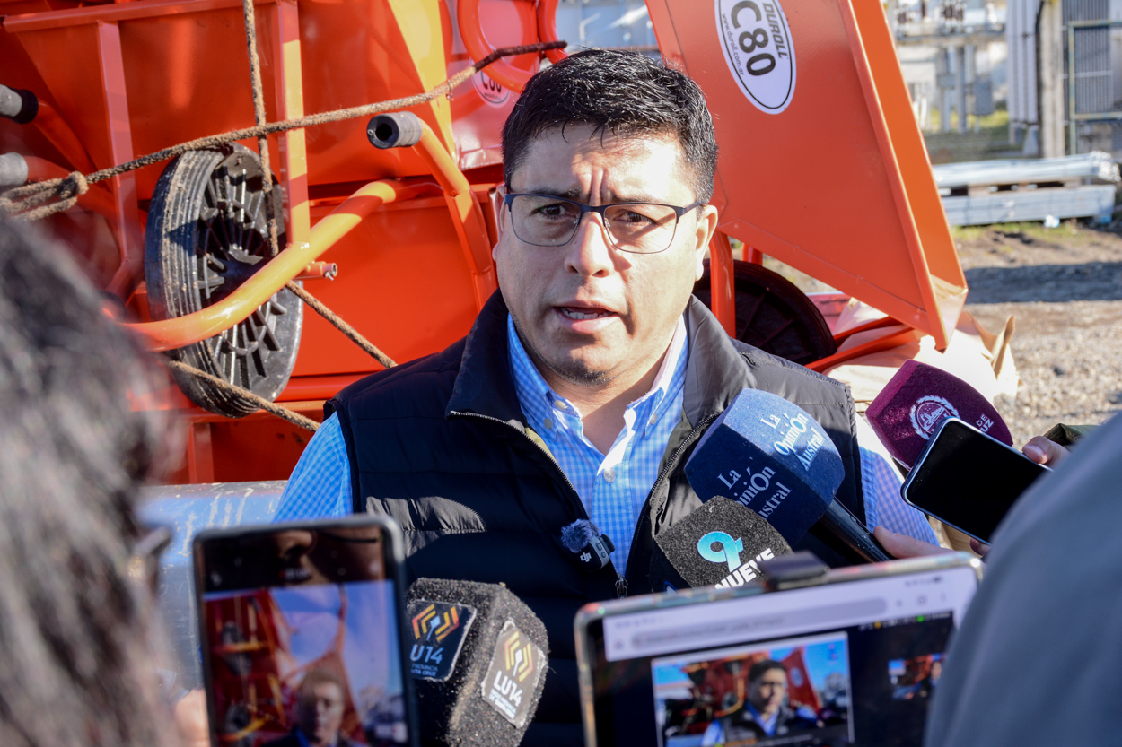 Claudio Vidal: “Hemos tomado la decisión política de disponer de maquinaria y todos los recursos para avanzar en la reparación eléctrica”