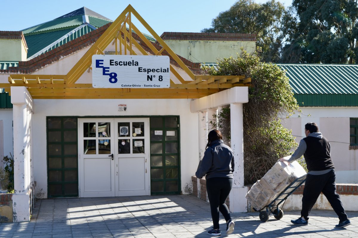 Caleta Olivia: continua la entrega de zapatillas deportivas en Jardines de Infantes y Escuelas Especiales