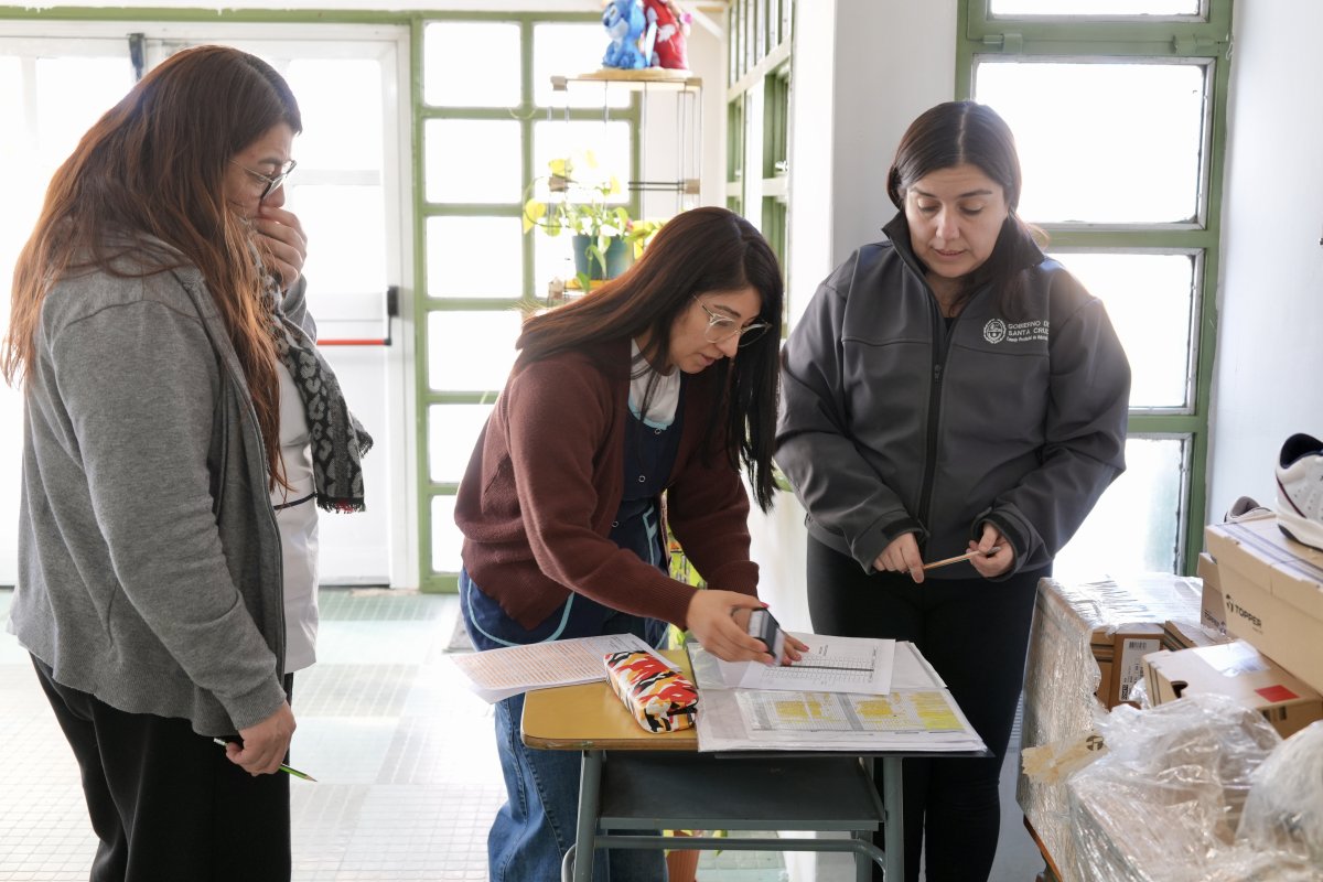 Caleta Olivia: continua la entrega de zapatillas deportivas en Jardines de Infantes y Escuelas Especiales