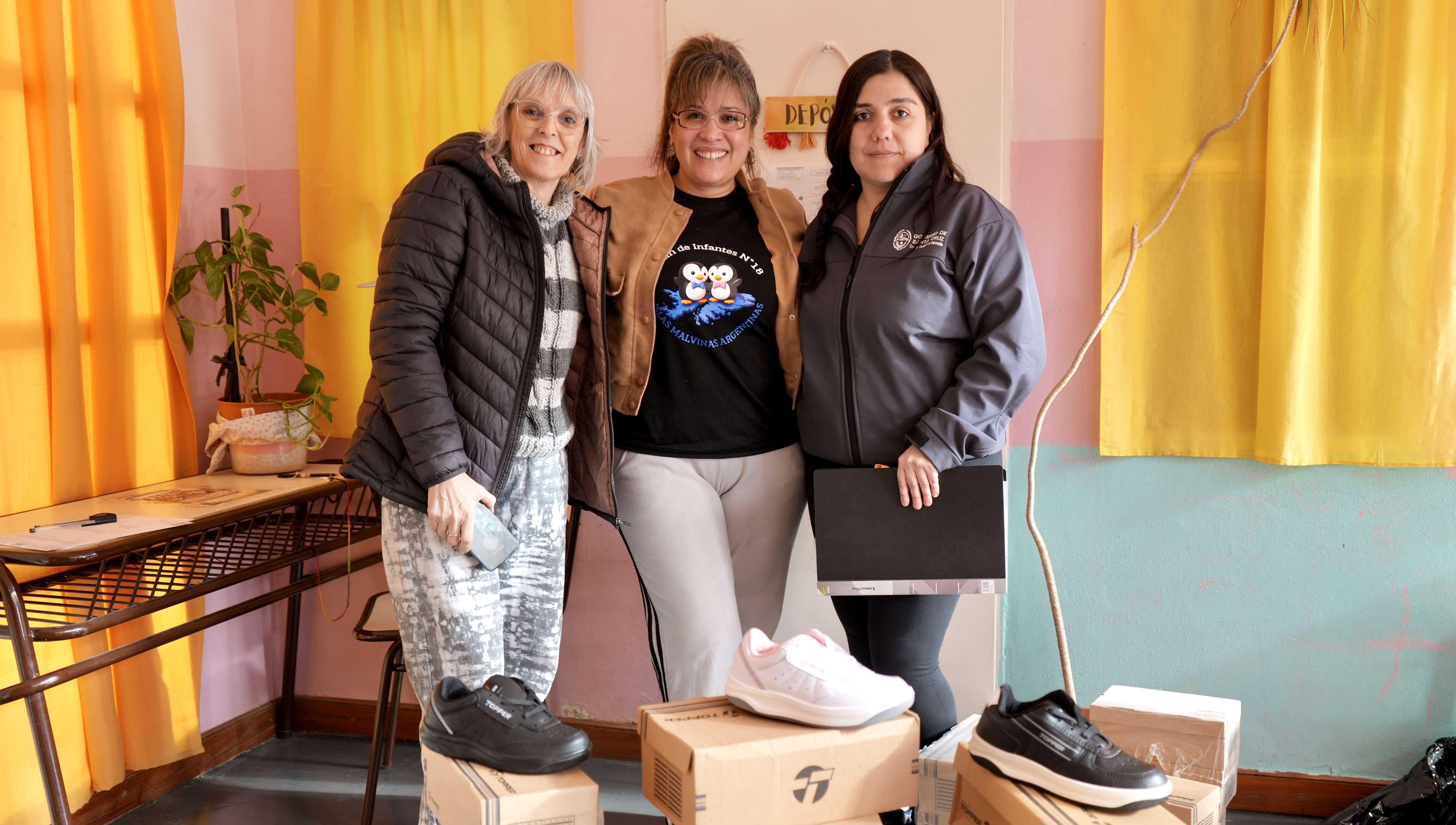 Caleta Olivia: continua entrega de zapatillas deportivas en Jardines de Infantes y Escuelas Especiales