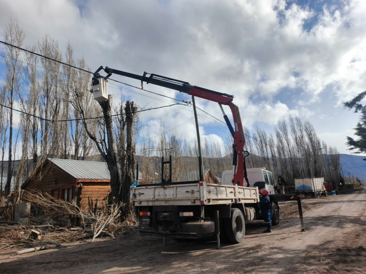 Obras estratégicas en Lago Posadas para fortalecer el servicio eléctrico