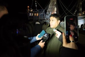 Vidal acompañó el ingreso al mar de los Nadadores Olas Australes