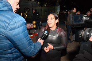 Vidal acompañó el ingreso al mar de los Nadadores Olas Australes