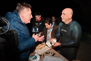 Vidal acompañó el ingreso al mar de los Nadadores Olas Australes