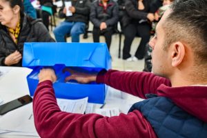 Tarjeta Social: Se realizó la entrega de los nuevos plásticos en Río Gallegos