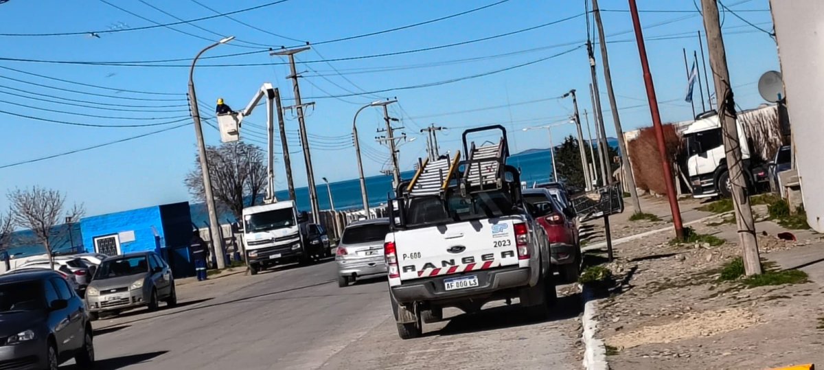 Servicios Públicos instala luminarias LED en Puerto Deseado