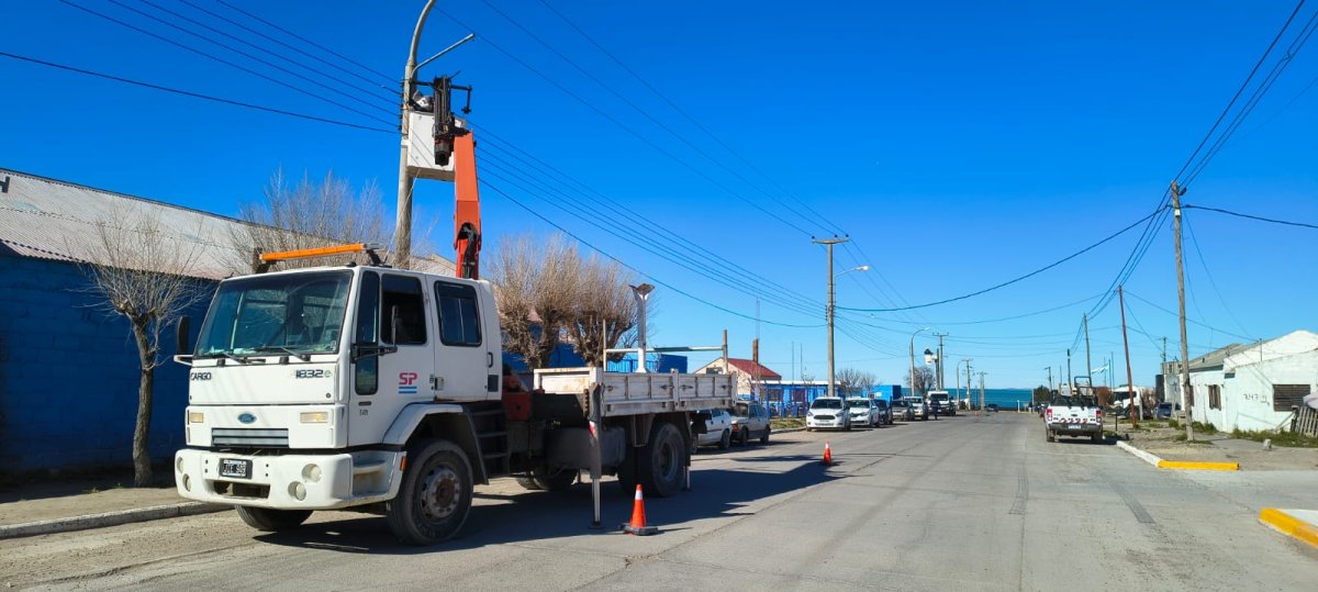 Servicios Públicos instala luminarias LED en Puerto Deseado