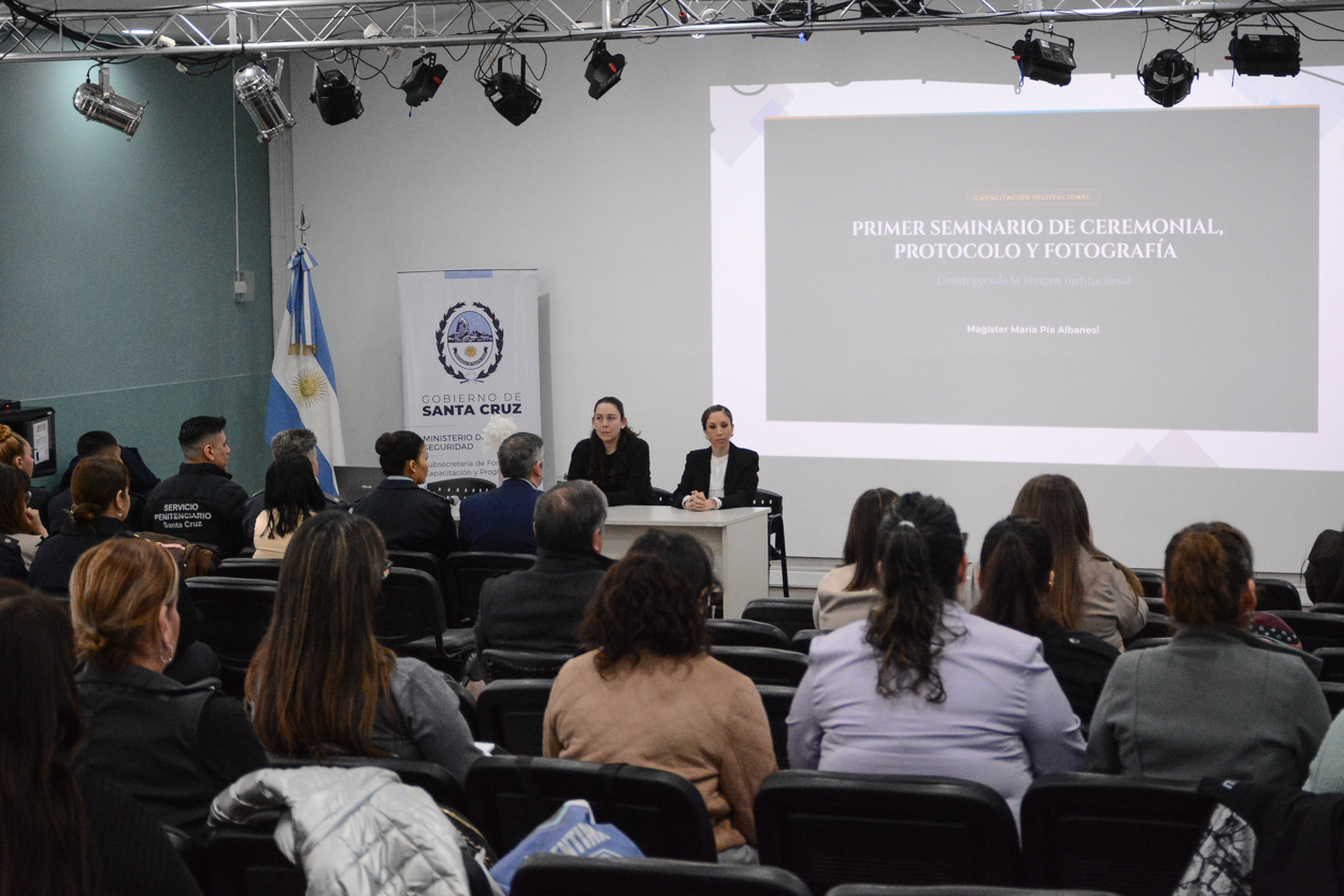 Fuerzas de seguridad fortalecen su formación en ceremonial, protocolo y fotografía institucional