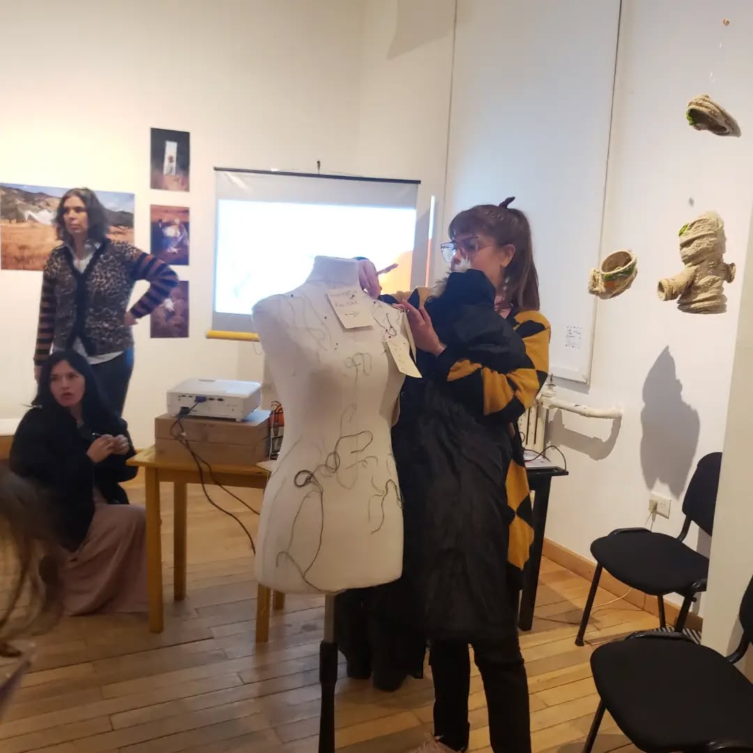 Arqueología del mañana: el biomaterial y el upcycling rediseñan el futuro textil en Santa Cruz