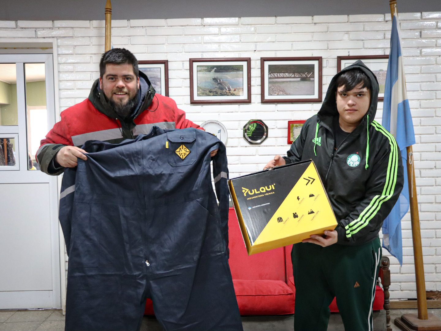 Vialidad Provincial equipó a trabajadores de cuatro distritos y asistió a una familia en la ruta
