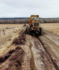 Provincia y Gobernador Gregores trabajan en la limpieza de canales y obras del sistema de riego público