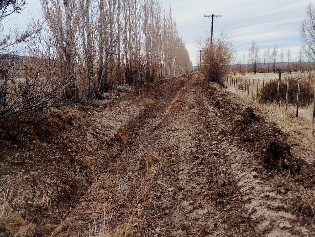 Provincia y Gobernador Gregores trabajan en la limpieza de canales y obras del sistema de riego público