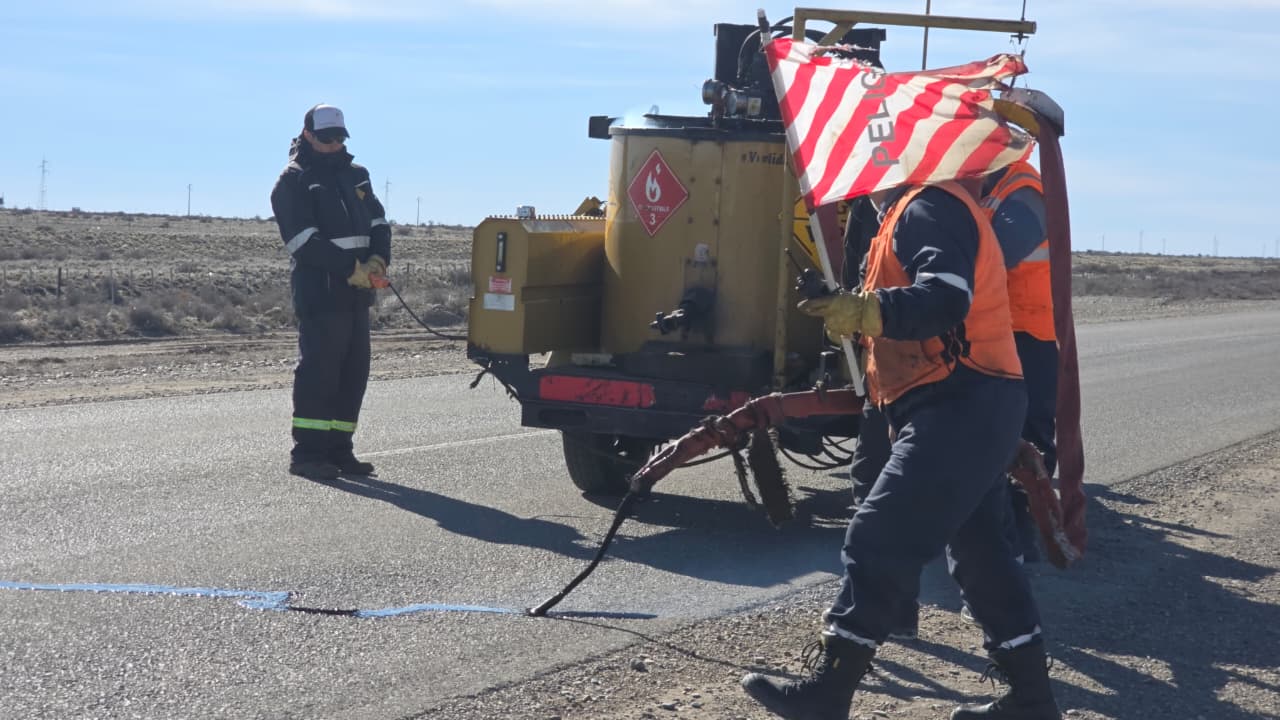 Vialidad: Trabajo de sellado de fisura sobre la Ruta Provincial N° 43