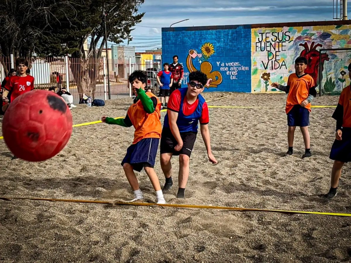 El Beach Handball ya está en marcha y la arena reúne a Santa Cruz