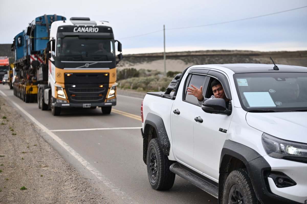 Vidal acompañando la locomotora desde Comodoro Rivadavia al ingreso a Santa Cruz.