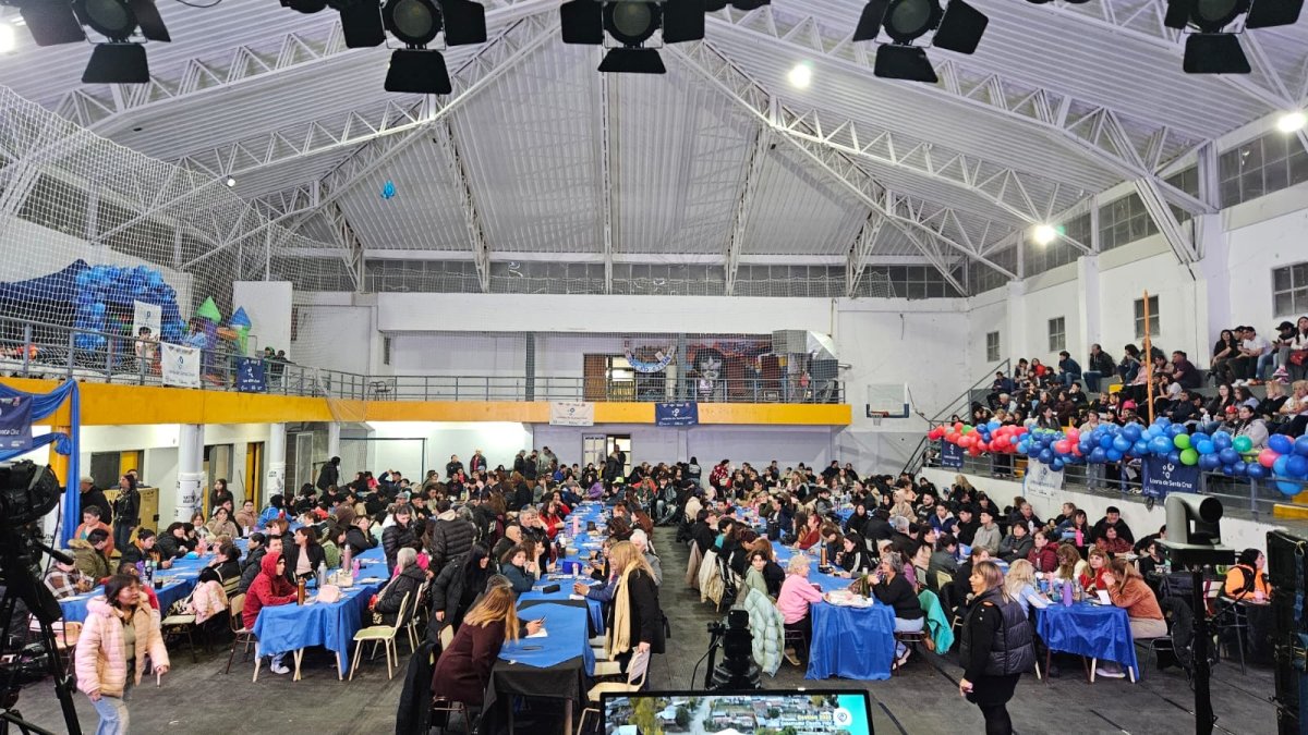 Las Heras vivió una noche especial: premios, emoción y el primer “Sale o Sale” con una vivienda modular