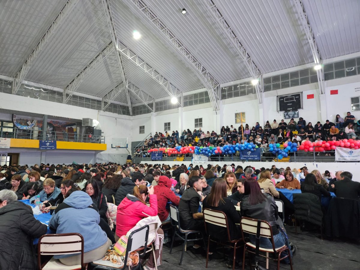 Las Heras vivió una noche especial: premios, emoción y el primer “Sale o Sale” con una vivienda modular