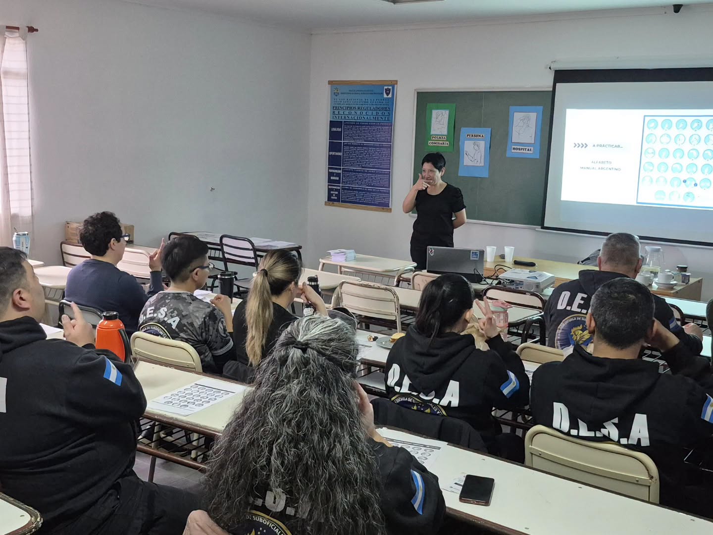 Cadetes policiales se capacitan en Lengua de Señas Argentina