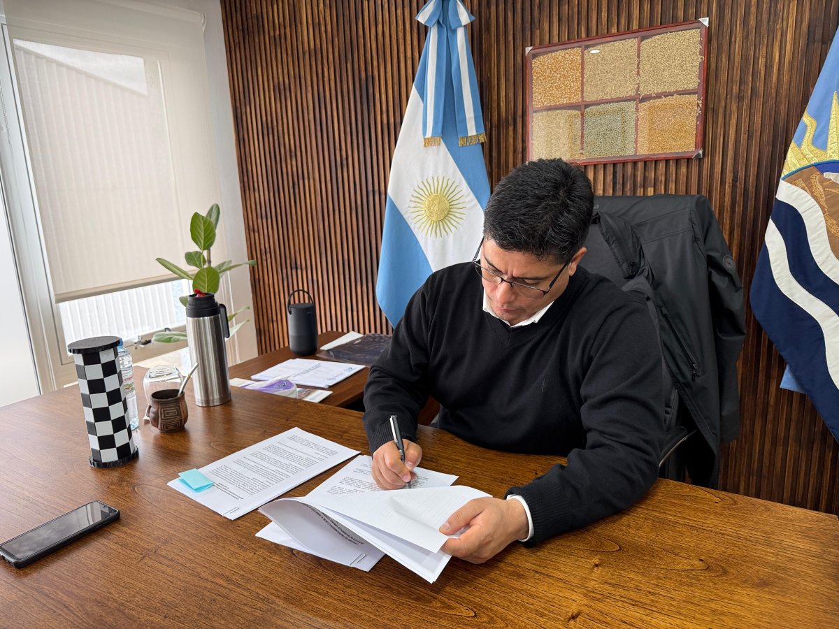 Vidal firmó convenio para llevar obras de cordón cuneta y veredas a Lago Posadas