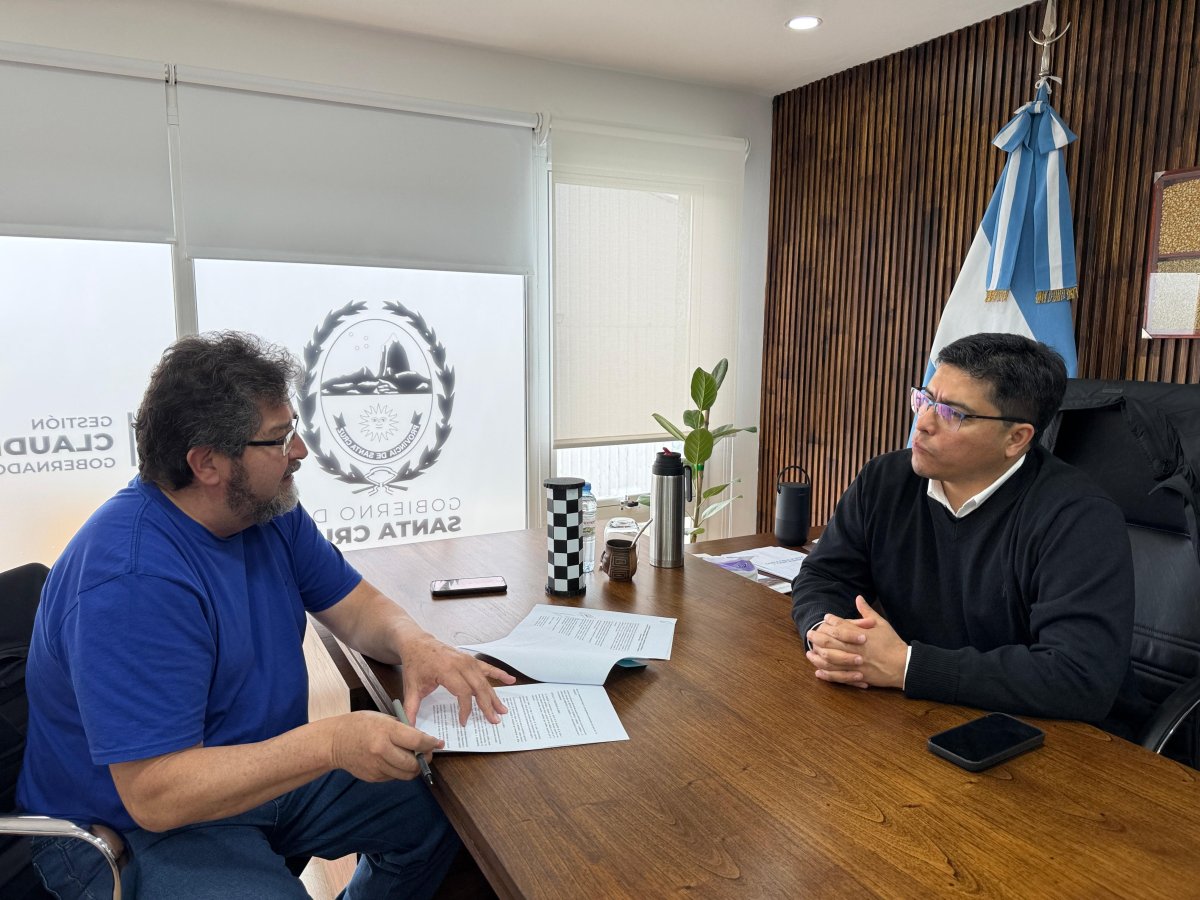 Vidal firmó convenio para llevar obras de cordón cuneta y veredas a Lago Posadas