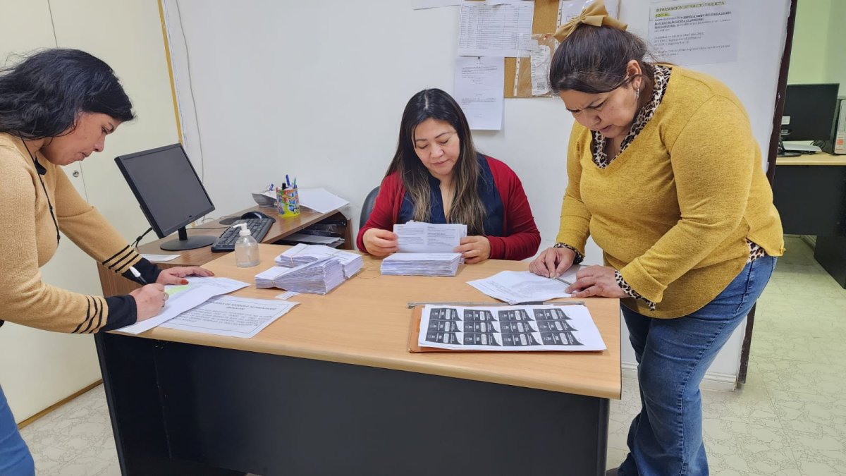 Continúa la entrega de nuevos plásticos de la Tarjeta Social en zona norte