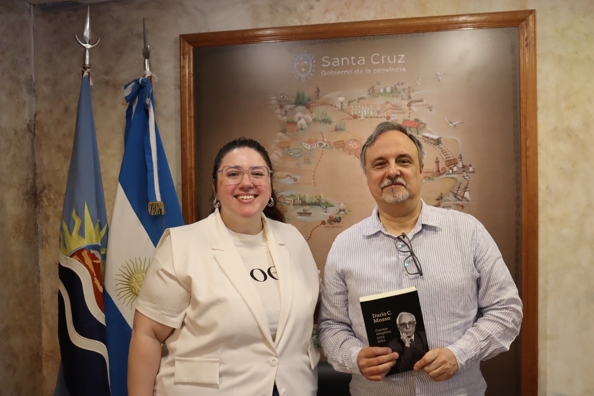 Ricardo Mosso junto a María Valentina García Stur, directora general de Relaciones Públicas de la Casa de Santa Cruz.