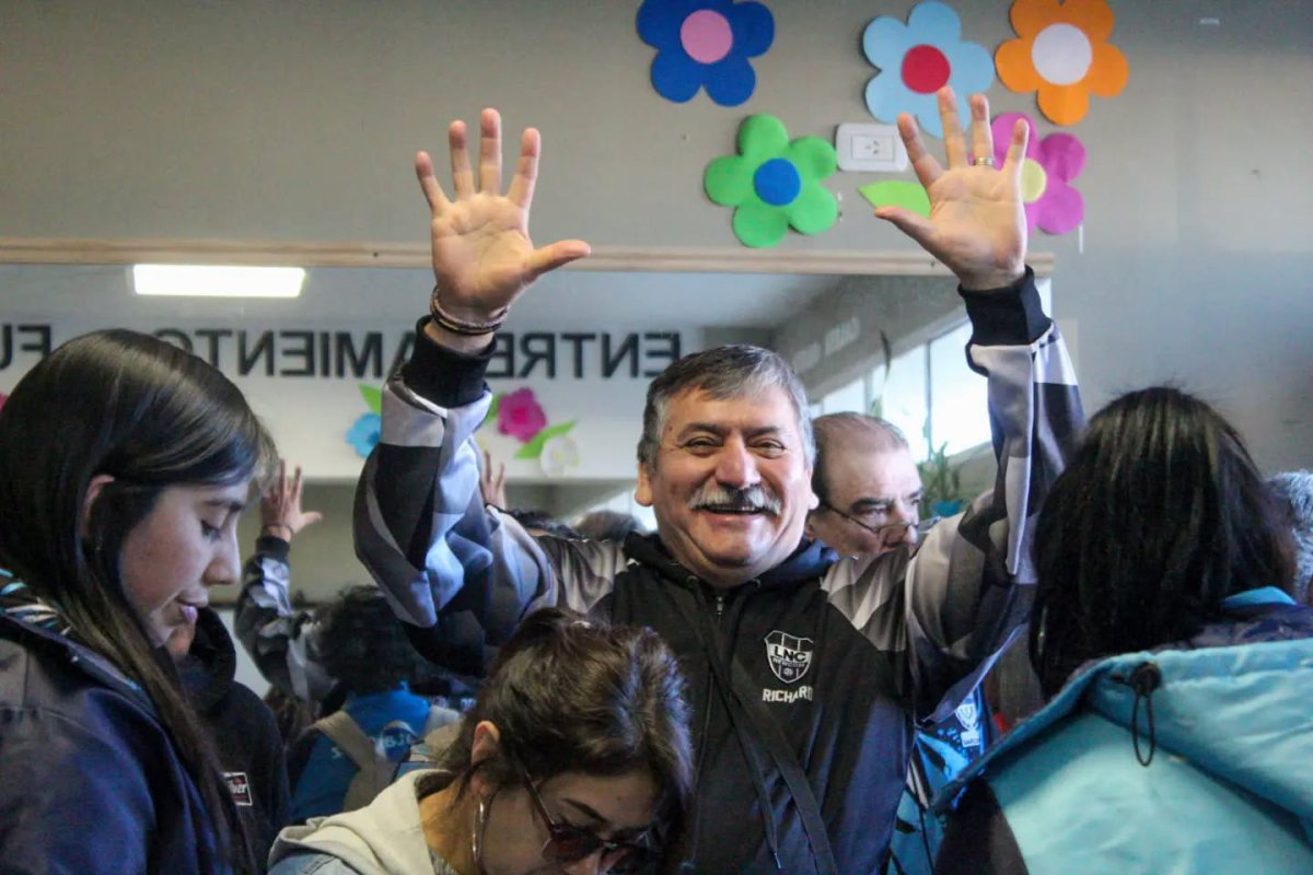 Con la camiseta de Santa Cruz y el corazón lleno de ilusión, los Adultos Mayores ya viajan rumbo a San Juan