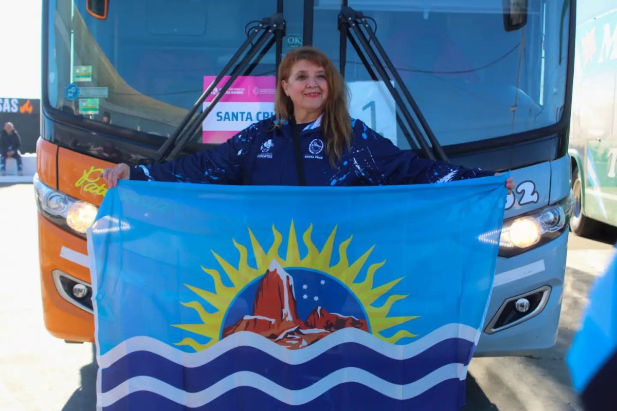 Con la camiseta de Santa Cruz y el corazón lleno de ilusión, los Adultos Mayores ya viajan rumbo a San Juan