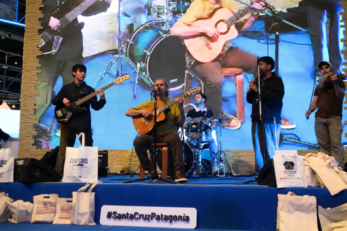 El cancionero santacruceño tuvo su lugar en la FIT 2026