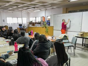 Capacitación en manipulación segura de alimentos para equipos que brindan servicios alimentarios