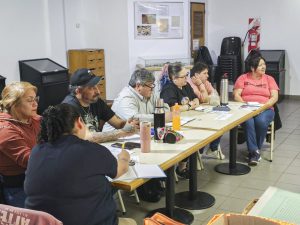 Capacitación en manipulación segura de alimentos para equipos que brindan servicios alimentarios