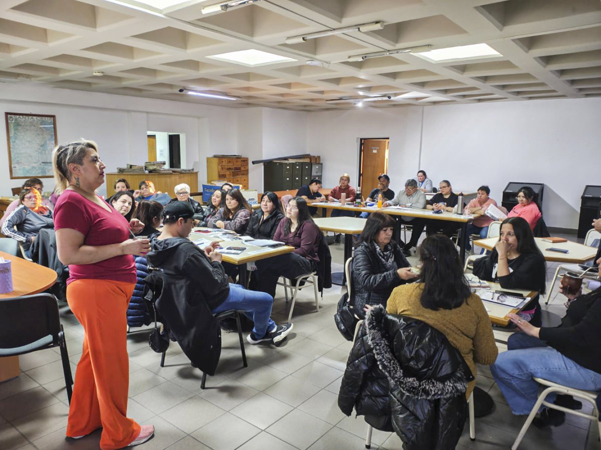 Capacitación en manipulación segura de alimentos para equipos que brindan servicios alimentarios