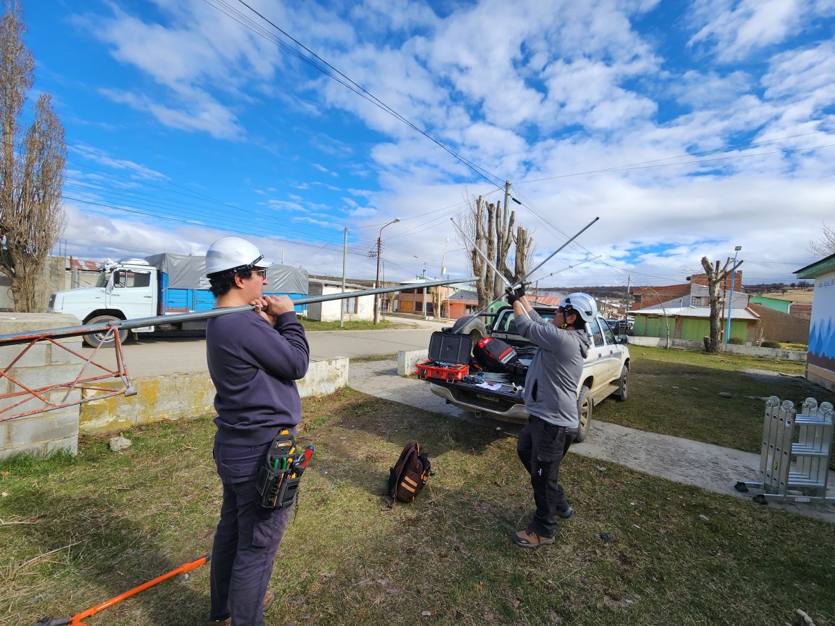 Se reparó la estructura de soporte de comunicaciones; el suministro e instalación de equipamiento radiante; y el montaje de una nueva antena.