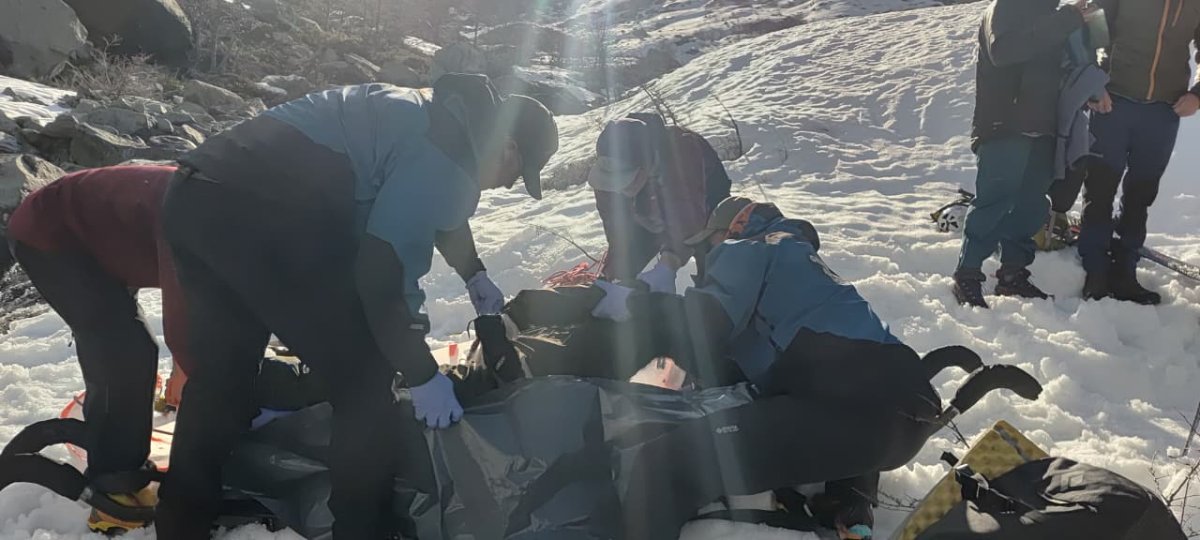Operativo de rescate en Cerro Crestón tras avalancha que provocó la muerte de una turista