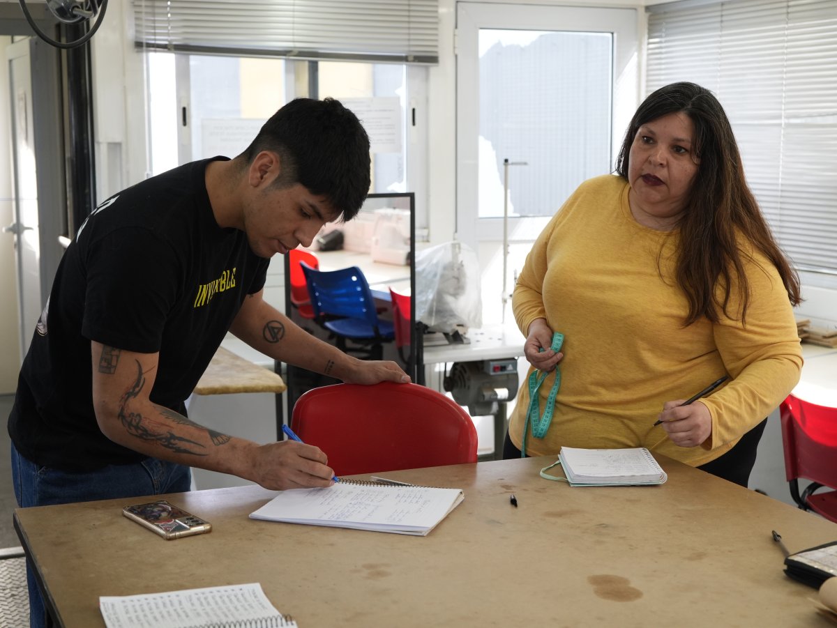 Avanza el trayecto formativo de Operador de Máquinas para la Confección de Indumentaria en el Aula Taller Móvil