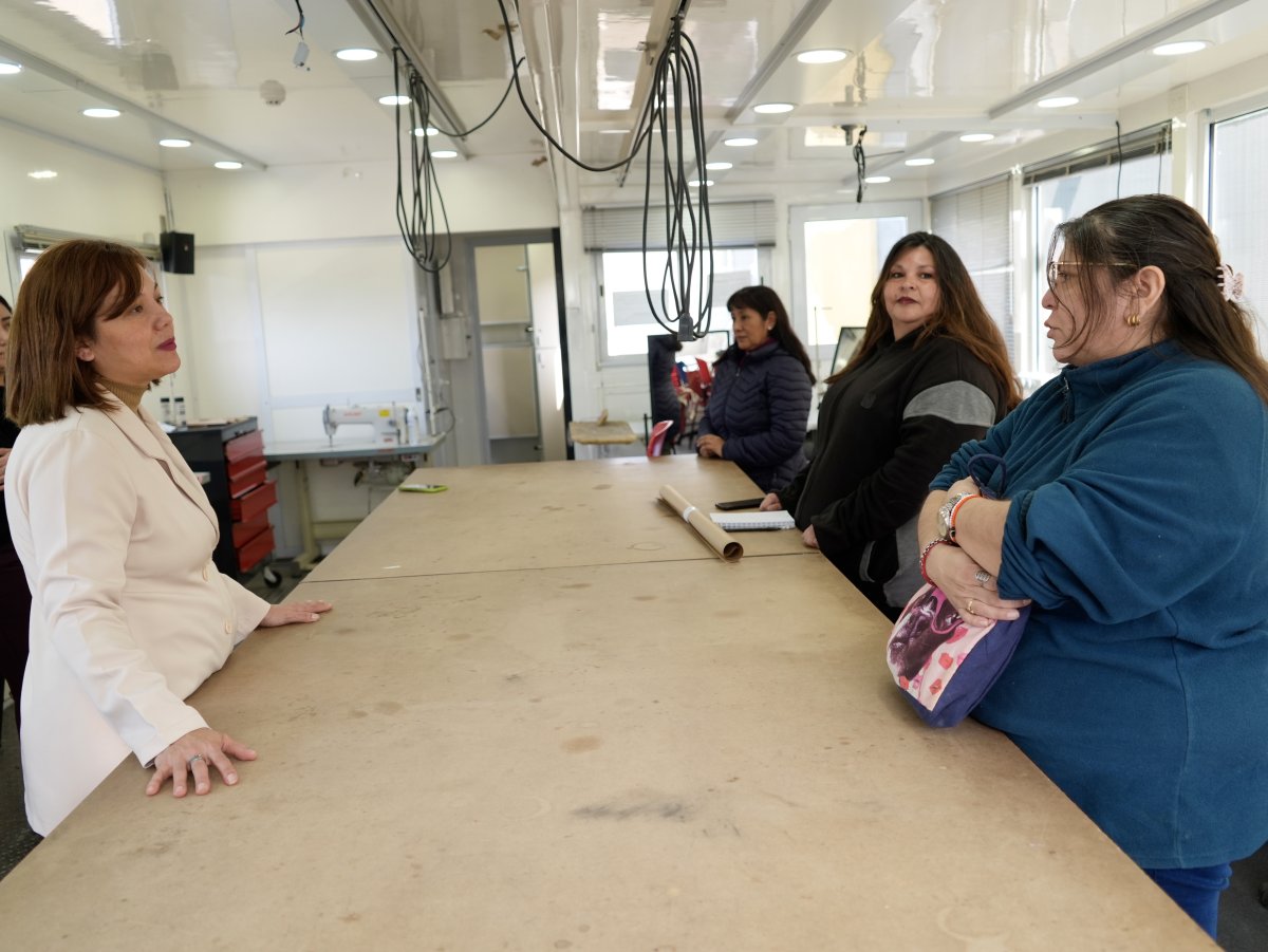 Avanza el trayecto formativo de Operador de Máquinas para la Confección de Indumentaria en el Aula Taller Móvil