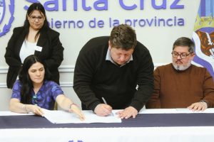 El Gobierno Provincial firmó el acta que garantiza la continuidad laboral de 141 trabajadores de AutoFarma