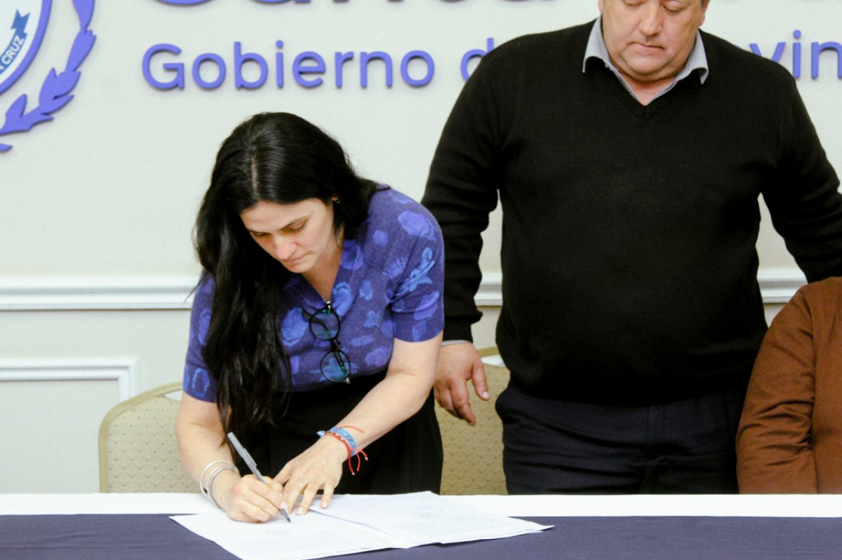 El Gobierno Provincial firmó el acta que garantiza la continuidad laboral de 141 trabajadores de AutoFarma