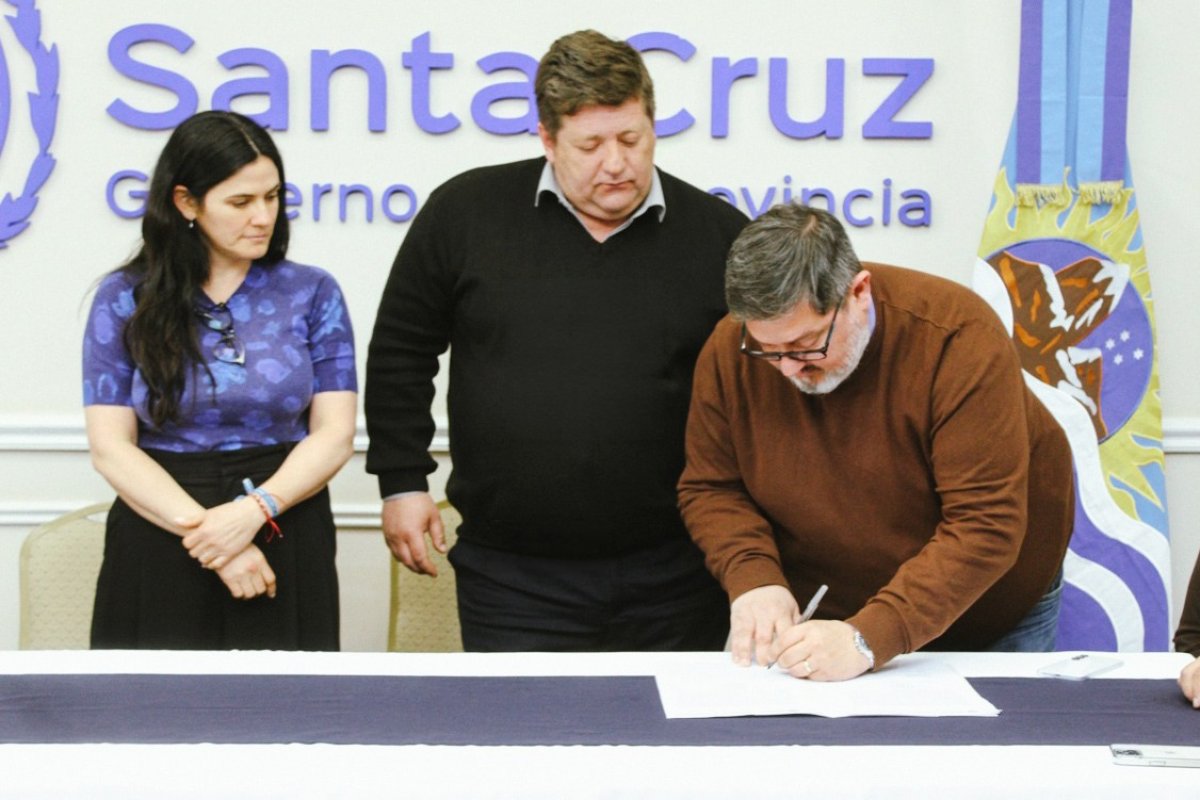 El Gobierno Provincial firmó el acta que garantiza la continuidad laboral de 141 trabajadores de AutoFarma