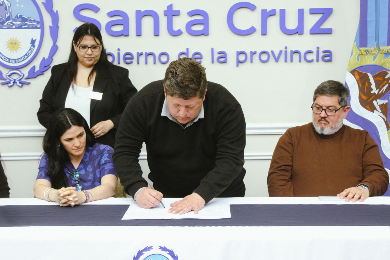 El Gobierno Provincial firmó el acta que garantiza la continuidad laboral de 141 trabajadores de AutoFarma