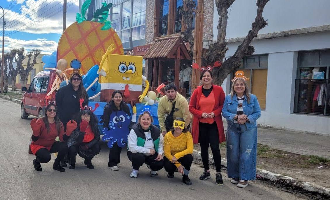 La Escuela Rural de Gobernador Gregores recibió la primavera con carroza.