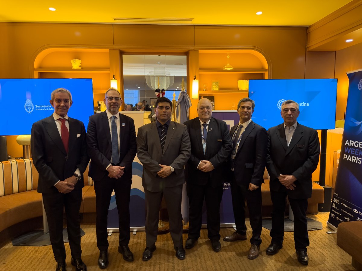El gobernador Claudio Vidal participó de la Argentina B2B Week en París.